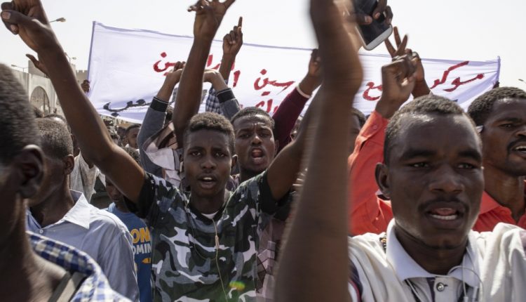 الجيش السوداني والمحتجون